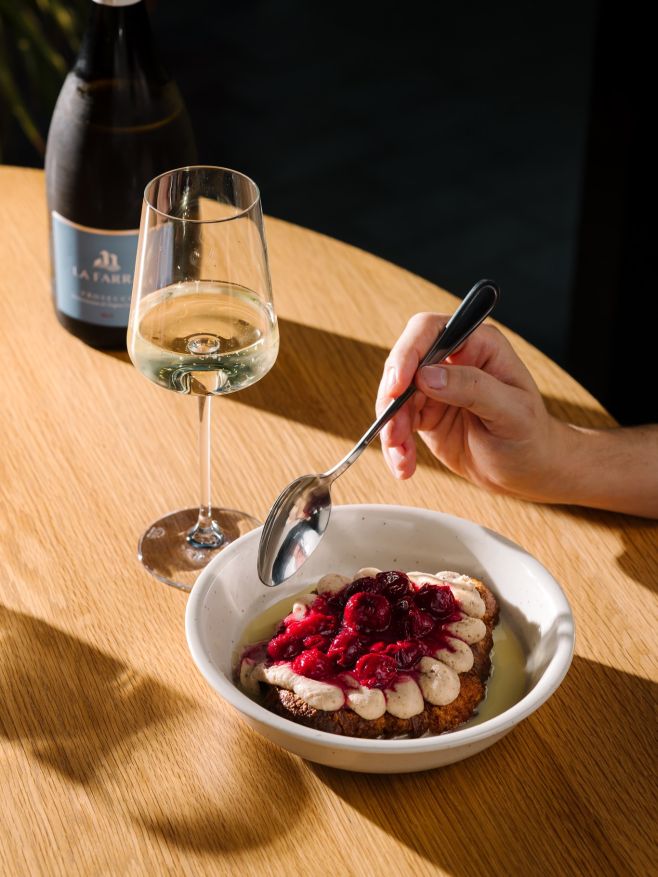 French croissant 🥐 Zapečený croissnat vo vajíčku s vanilkou, gaštanovým pyré, višňami a bielou čokoládou. Sladká bodka na...