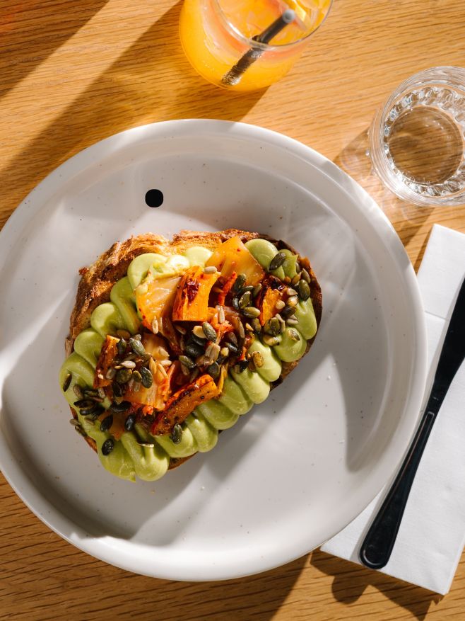 BUNDÁŠIK 🫶 Kváskový chlieb vo vajíčku pripravený bez oleja. Na ňom naša avokádová nátierka s kešu pastou, kimchi,...