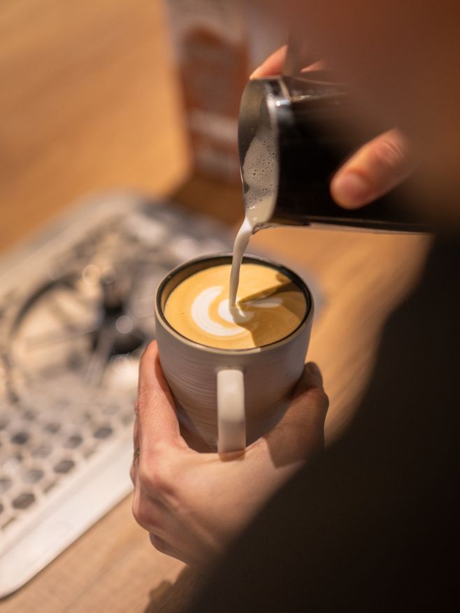 Tip na darček 🎁 BARISTICKÝ KURZ - Basic Od nového roku spúšťame kurz pre začiatočníkov a mierne pokročilých kávovych...